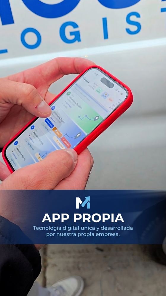 Chofer usando la app propia de Miculka Logística en su celular