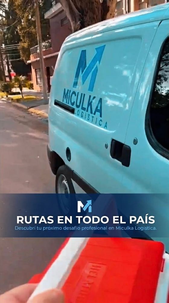 Camioneta de Miculka Logística en un recorrido