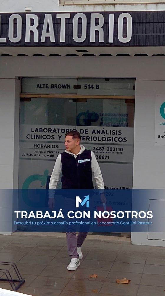 Chofer de Miculka Logística retirando muestras en un laboratorio de análisis clínicos